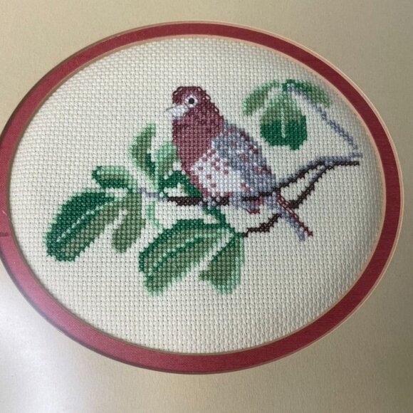 Vintage Handmade Needlepoint Embroidered Picture Matted Framed Bird  u 11 x 11.5 - Picture 2 of 4